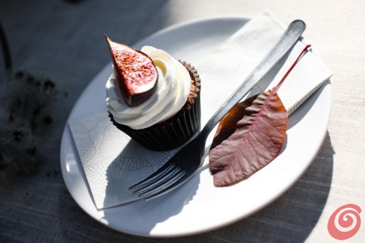 tavola apparecchiata e decorazioni con dolci autunnali alle castagne - il compleanno di papà