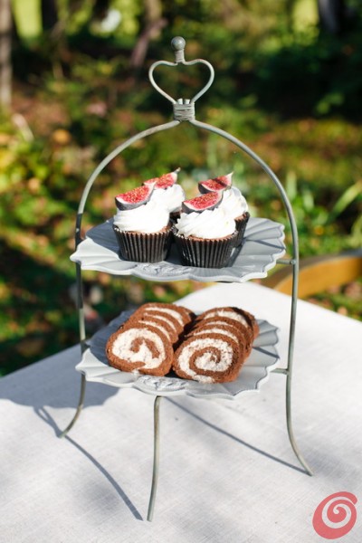 tavola apparecchiata e decorazioni con dolci autunnali alle castagne - il compleanno di papà