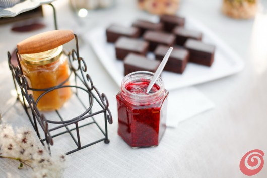 tavola apparecchiata e decorazioni con dolci autunnali alle castagne - il compleanno di papà