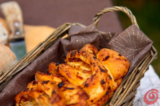 La treccia di pane alle cipolle per la tavola apparecchiata estiva