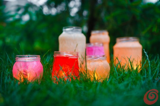 Lanterne colorate per illuminare la festa estiva in giardino Lanterne colorate per illuminare la festa estiva in giardino