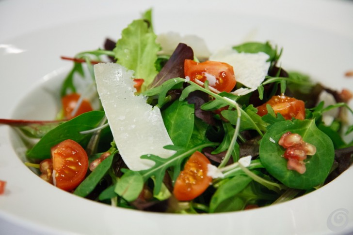 Parmezan na vrhu solate