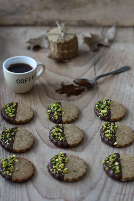 Čokolada, kava in pistacije kot dekoracija