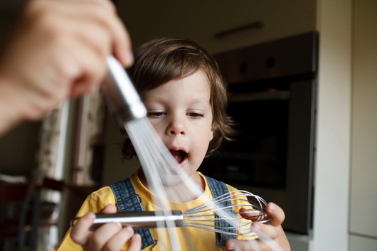 Due fratellini, il giallo e le crepes. Divertirsi in cucina.