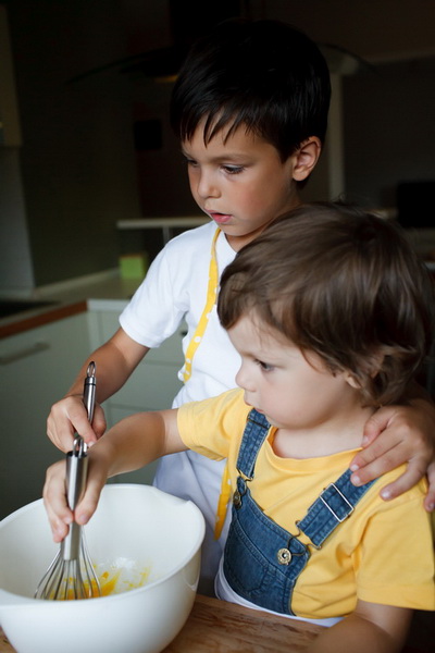 Due fratellini, il giallo e le crepes. Divertirsi in cucina.