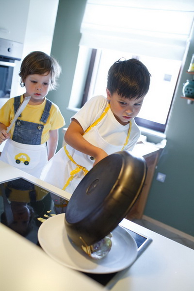 Due fratellini, il giallo e le crepes. Divertirsi in cucina.