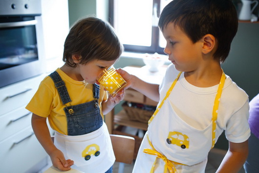 Due fratellini, il giallo e le crepes. Divertirsi in cucina.
