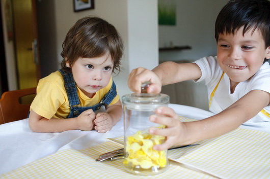 Due fratellini, il giallo e le crepes. Divertirsi in cucina.