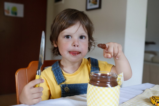 Due fratellini, il giallo e le crepes. Divertirsi in cucina.