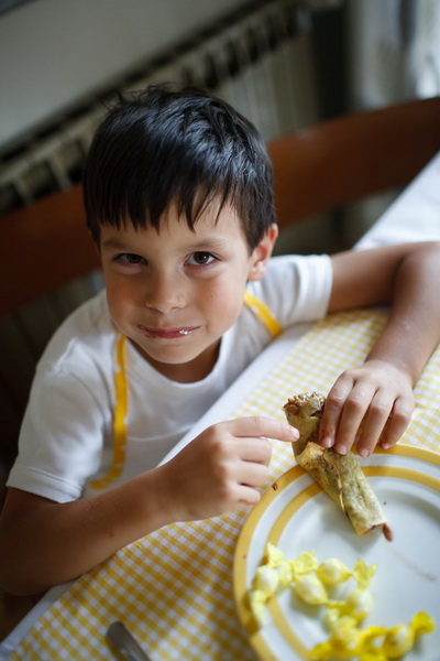 Due fratellini, il giallo e le crepes. Divertirsi in cucina.