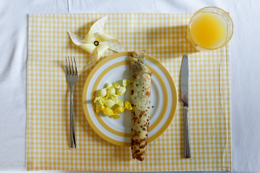 Due fratellini, il giallo e le crepes. Divertirsi in cucina.