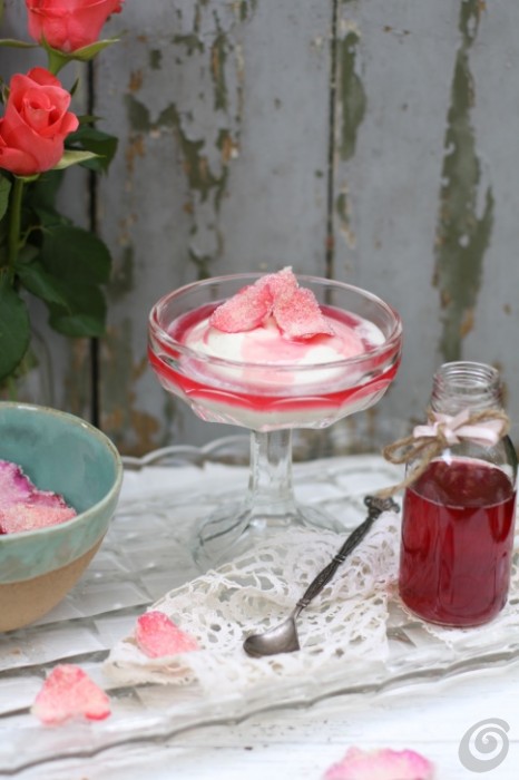 Mousse allo yogurt con sciroppo di rose roses syrup cream
