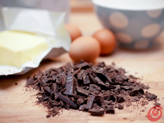Facciamo dei muffin al cioccolato per poi decorarli con la crema al burro a forma di fiore - un'idea semplice per un dessert decorativo!