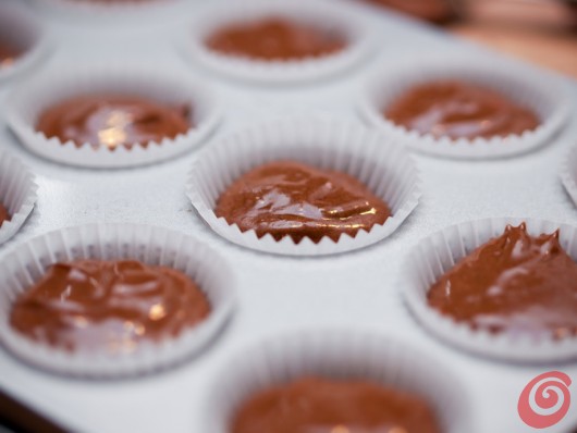 Facciamo dei muffin al cioccolato per poi decorarli con la crema al burro a forma di fiore - un'idea semplice per un dessert decorativo!