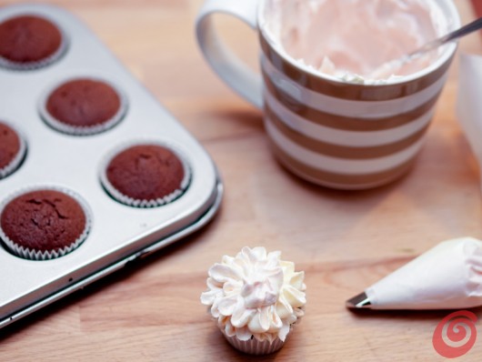 Facciamo dei muffin al cioccolato per poi decorarli con la crema al burro a forma di fiore - un'idea semplice per un dessert decorativo!