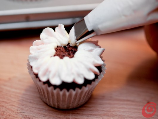 Facciamo dei muffin al cioccolato per poi decorarli con la crema al burro a forma di fiore - un'idea semplice per un dessert decorativo!