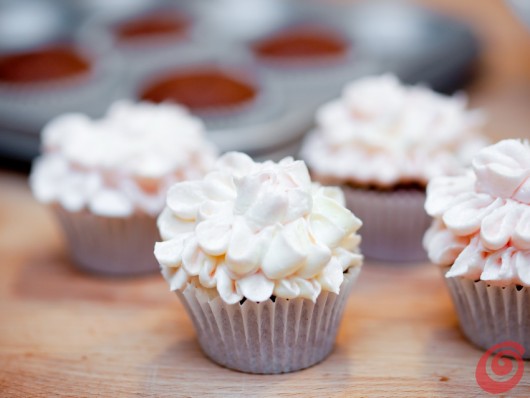 Facciamo dei muffin al cioccolato per poi decorarli con la crema al burro a forma di fiore - un'idea semplice per un dessert decorativo!
