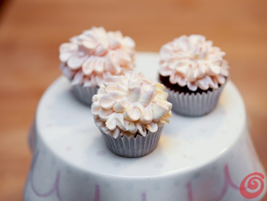 Facciamo dei muffin al cioccolato per poi decorarli con la crema al burro a forma di fiore - un'idea semplice per un dessert decorativo!
