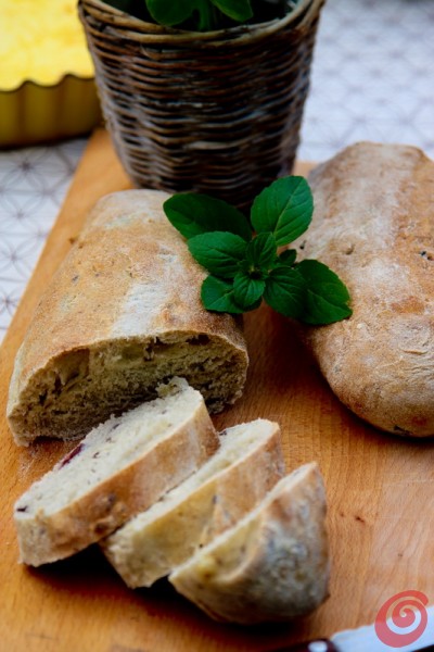 Le ciabatte con le olive nere per la tavola apparecchiata estiva Le ciabatte con le olive nere per la tavola apparecchiata estiva
