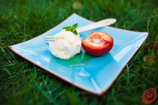 Pesche al forno con il mascarpone per la tavola apparecchiata estiva
