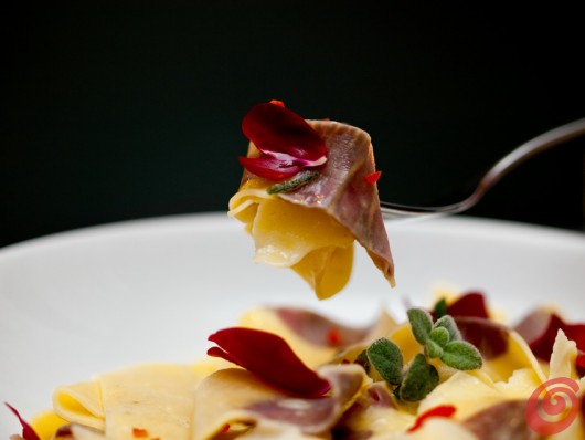 Il sesso o la pasta? Un uomo che si mette in cucina per sedurre la propria donna è decisamente sexy